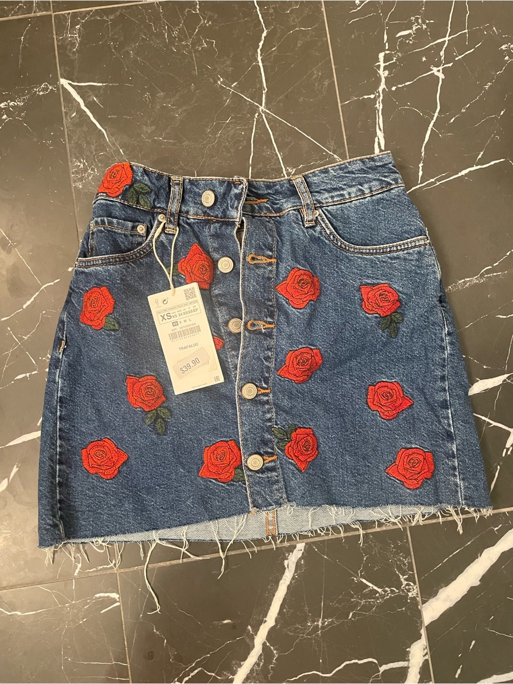 Zara Blue Denim Mini Skirt with Red Rose Appliqué Trafaluc Collection
